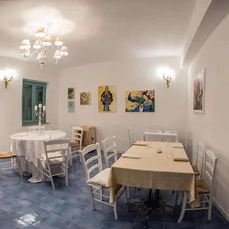 Borgo Rosso Di Sera
